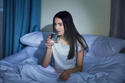 Minum Air Sebelum Tidur, Baik atau Tidak?